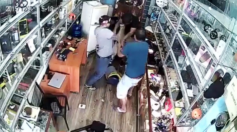 Công an thông tin về clip chủ cửa hàng điện thoại bị đánh - ảnh 1